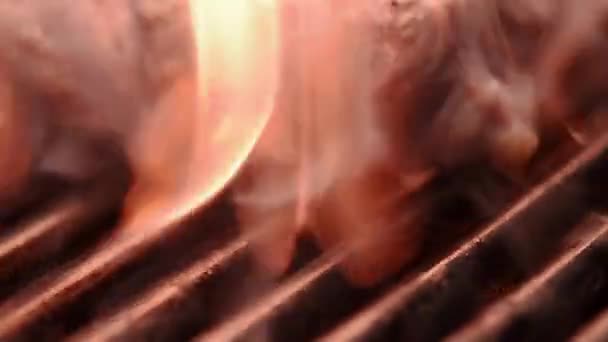烧烤烤肉架上的优质牛肉牛排 — 图库视频影像