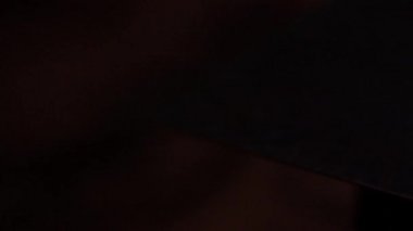 Bakır. Metal plakalar. Bakır kaplama üzerine su damlaları püskürtülür. Bakır yükseltgenme süreci. 