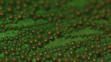 Bakır. Metal plakalar. Oksitlenmiş bakır plaka ışık oyunuyla aydınlatılmış. Tasarruf kavramı. Kapat.