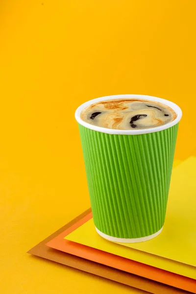 Café Americano Negro en taza de papel verde sobre fondo amarillo colorido. Burlarse. Café negro para llevar. — Foto de Stock