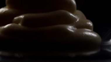 Pasta kreması, çırpılmış protein bir kaseye güzelce dökülmüş. yakın plan 