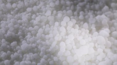 Bir tencerede suga izomalt eritmek. Şeker karamelizasyonu. Şeker kütlesi şeker üretmek için