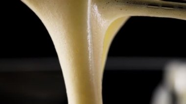 çırpılmış yumurtalar çırpılmış çırpılmış. Makro video. sıvı hamur ve çırpma 