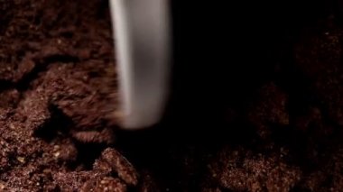 Kahverengi hamur karıştırma işlemi. Fırın hamur karıştırıcısı. Makro çekim 