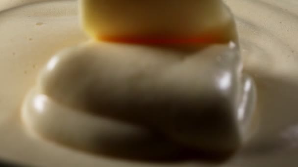 패스 트리 크림, 으깬 단백질을 그릇에 아름답게 붓는다. 클로즈업 — 비디오