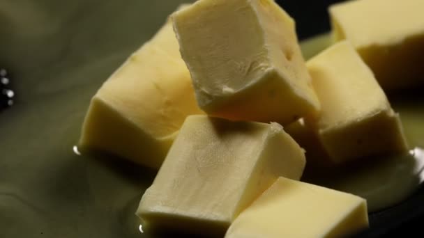 La mantequilla se derrite en la sartén. Cocinar postres. Receta. Primer plano. — Vídeo de stock