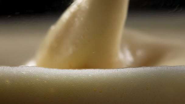 Crema pasticcera, proteine montate è ben versato in una ciotola. primo piano — Video Stock