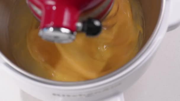 La batidora bate los huevos en un tazón de lata. azotando yemas. Pasteles de cocina, primer plano. — Vídeos de Stock