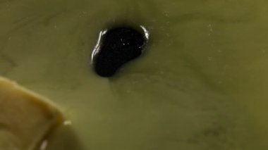 Tereyağı tavada erir. Yemek pişirme tatlısı. Yemek tarifi. Yakın plan..