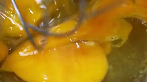 Menger slaat eieren in een tinnen kom. Zweepslagen met dooiers. Bakkerij gebak, close-up. — Stockvideo