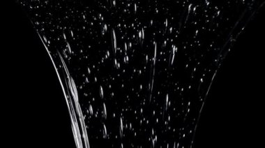 Temiz glikoz. Yapışkan glikoz siyah arkaplana güzelce dökülür. yavaş çekim.