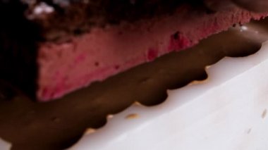 Kek kalıbını malzemelerle doldurmak. Şef pastayı çikolatalı mus ile silikon kalıba koyuyor. yakın plan