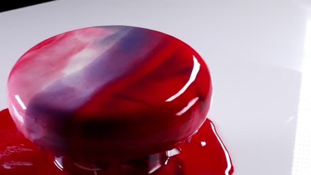 Rood spiegelglazuur. ronde mousse cake met rode en paarse spiegel glazuur close-up — Stockvideo