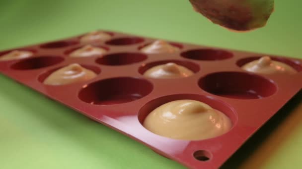 Riempie lo stampo in silicone con la mousse. il processo di fare una torta. Da vicino. — Video Stock