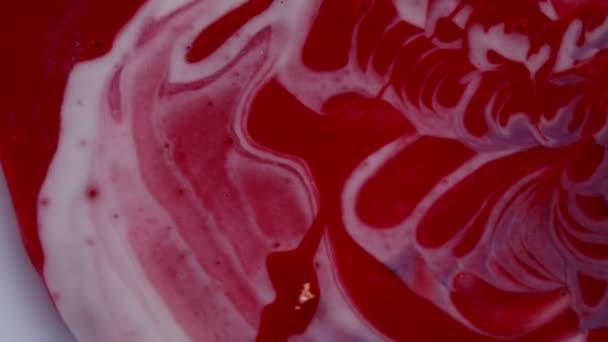 Cobertura de espelho vermelho e roxo em um bolo de mousse congelado redondo. macro — Vídeo de Stock