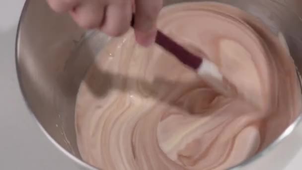 De banketbakker kneed de chocolademousse voor de taart. Het proces van het maken van desserts. — Stockvideo