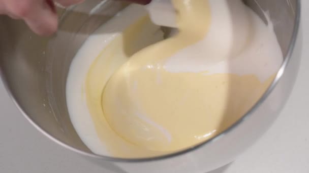 Chef de pastelaria amassa a mousse branca para o bolo. O processo de fazer sobremesas. — Vídeo de Stock