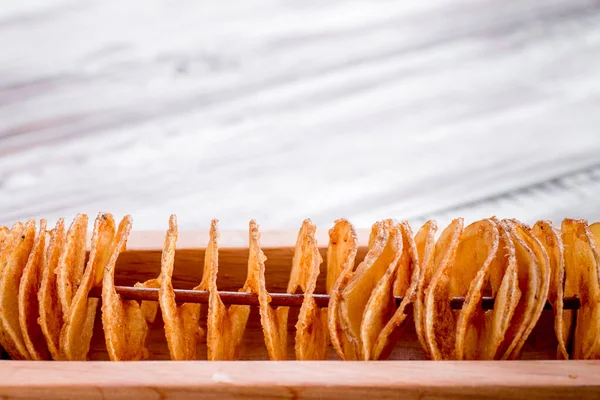 Patatas fritas caseras en palo en plato de madera con salsa. Fondo de madera. Foto para el menú y el sitio — Foto de Stock
