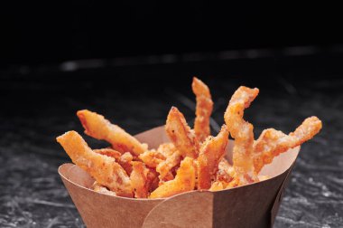 Tenha bir arka planda, el sanatları konteynerinde bira atıştırmak. Yiyeceği al. Menü ve site için fotoğraf. Kapat.