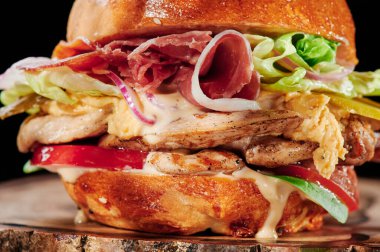 Tavuk ve pastırmalı sulu burger, peynir, domates, marul. Yaklaş. Hamburger menüsü. Mesaj için yer var, hamburger menüsü. Metin için boşluk.