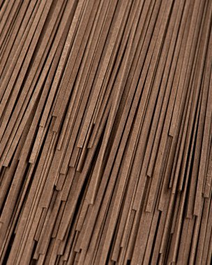 Kahverengi spagetti. Çiğ ramen eriştesi.. 