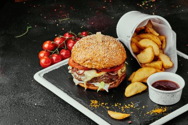Büyük hamburger, sulu pirzola, peynir, domates, marul.. 
