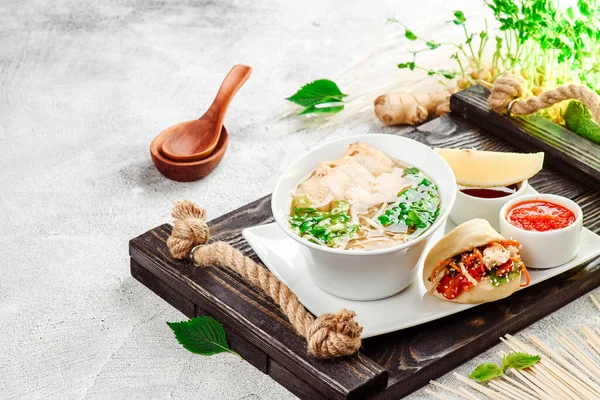 Sopa de macarrão asiática. Ramen com frango, tofu e legumes em placa branca no fundo de concreto. Fecha. Espaço para texto — Fotografia de Stock
