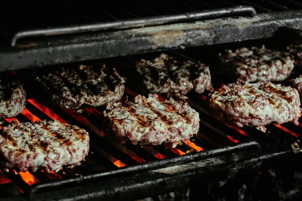 Burger szeletek egy grill - szeletek készült organikus marhahús. nyers szeletek. közelről — Stock Fotó