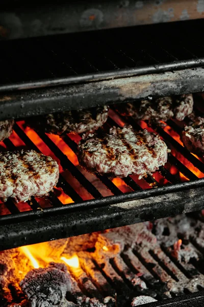 Burger szeletek egy grill - szeletek készült organikus marhahús. nyers szeletek. közelről — Stock Fotó