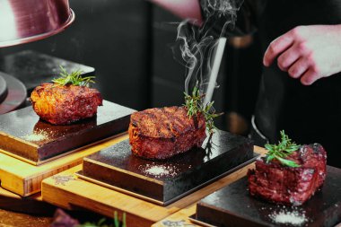 Sulu ızgara biftek. Şef, Mignon filetosu hazırlıyor.. 