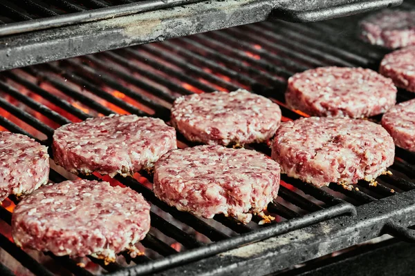 Costeletas de hambúrguer cruas - costeletas feitas da carne de vaca orgânica em uma grelha. Costeletas cruas. de perto — Fotografia de Stock