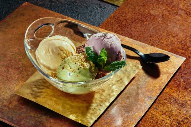 Şeffaf bir yığın bakır plaka içinde şerbet.. 