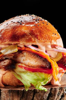 Tavuklu burger, peynirli, domatesli, kırmızı soğanlı ve marullu. Yaklaş. Hamburger menüsü. Mesaj için yer var. Sağlıksız yiyecekler