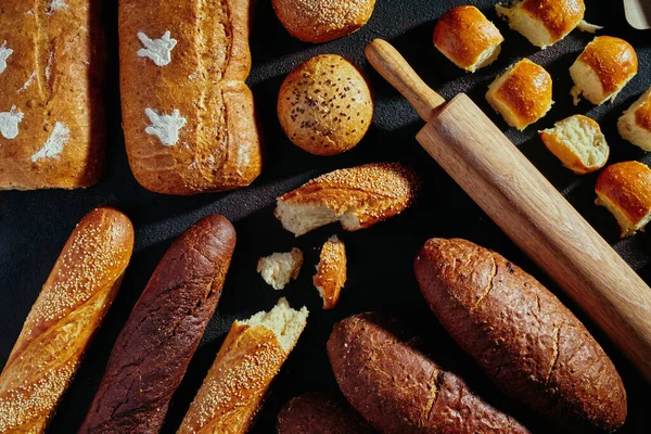 Μοτίβο ψωμιού. Ποικιλία ψωμιού: μπαγκέτες, ψωμάκια, καρβέλια, σκούρο και ελαφρύ ψωμί. — Φωτογραφία Αρχείου