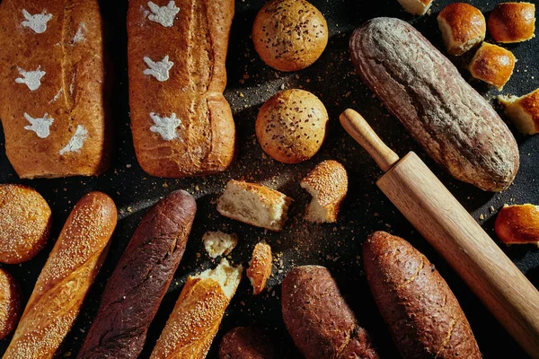 Wzór chleba. Asortyment chleba: bagietki, bułki, bochenki, ciemny i lekki chleb. — Zdjęcie stockowe
