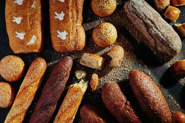 Modèle de pain. Assortiment de pains : baguettes, petits pains, pains, pains sombres et clairs. — Photo