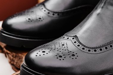 Klasik yakın plan deriden yapılmış siyah deri deniz botları.