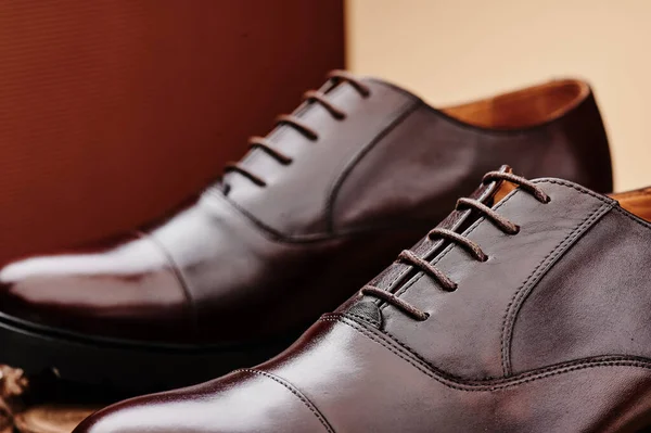 Zapatos para hombre de cuero marrón hechos de cuero genuino en estilo clásico close-up. — Foto de Stock