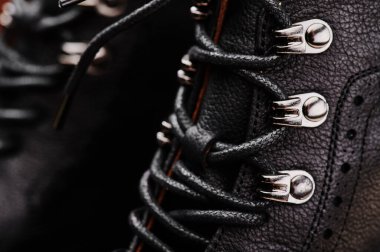 Gerçek deriden yapılmış siyah deri kadın botları. Klasik bir yakın plan.. 