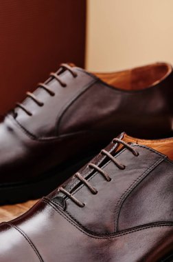 Kahverengi deri erkek ayakkabıları gerçek deriden yapılmış, yakın çekim tarzı..