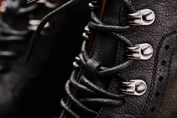 Botas de couro preto das mulheres feitas de couro genuíno em um estilo clássico close-up. — Fotografia de Stock