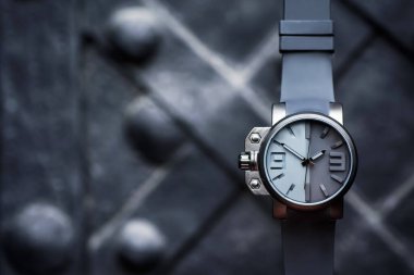 Siyah arka planda deri bir kayışı olan siyah bir kol saati. Yakın plan. Metin için yer.