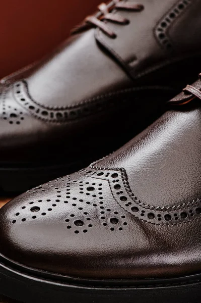 Zapatos para hombre de cuero marrón en estilo clásico close-up — Foto de Stock