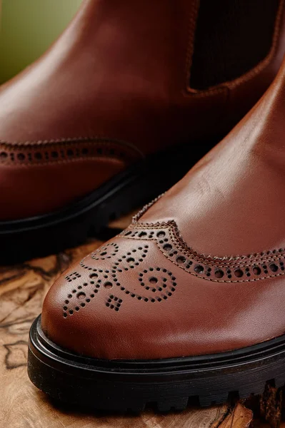 Καφέ δερμάτινες chelsea μπότες από γνήσιο δέρμα σε κλασικό στυλ σε ξύλινο κόψιμο. Κοντινό πλάνο — Φωτογραφία Αρχείου