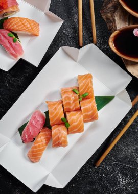 Filadelfia 'yı tek kullanımlık kağıt kutuda mavi oksitlenme arka planında yuvarla. Teslimat hizmeti. Ekolojik konteynırda Japon yemeği. Sıfır atık paketleme