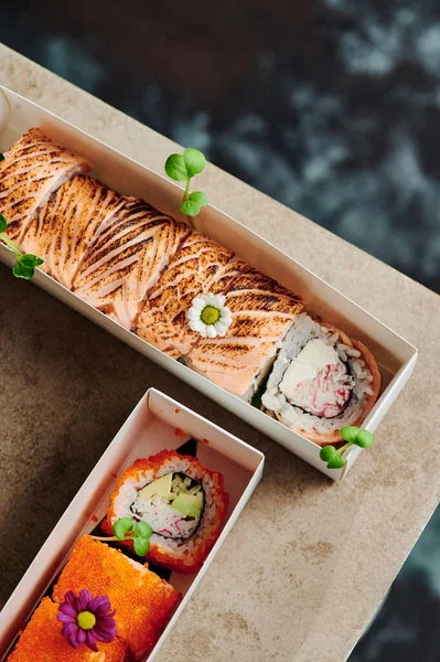 Rouleau de sushi avec saumon dans une boîte en papier kraft jetable. Service de livraison de concept. Japon nourriture dans un conteneur écologique. Emballages zéro déchet — Photo