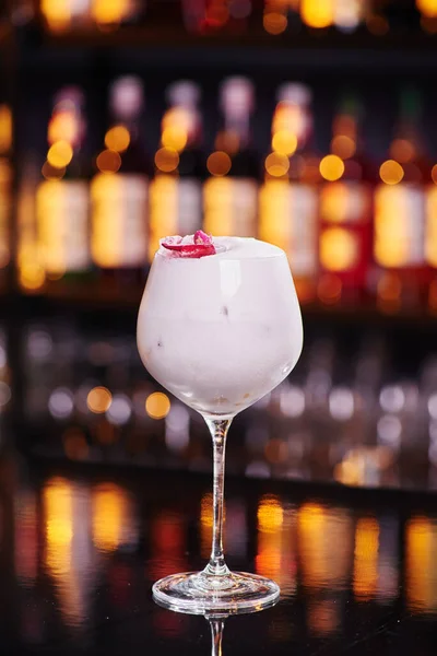 Όμορφο λευκό κοκτέιλ σε ένα κομψό ποτήρι σε έναν πάγκο μπαρ σε ένα νυχτερινό κέντρο διασκέδασης, κοντινό. Χώρος για κείμενο. — Φωτογραφία Αρχείου