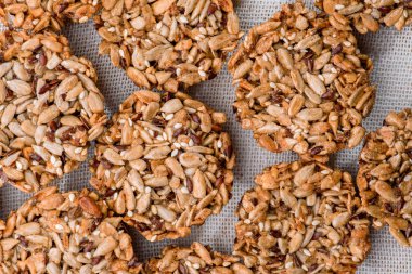 Beyaz arkaplanda Kozinaki kompozisyonları