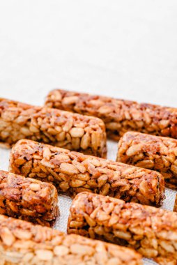 Beyaz arkaplanda Kozinaki kompozisyonları