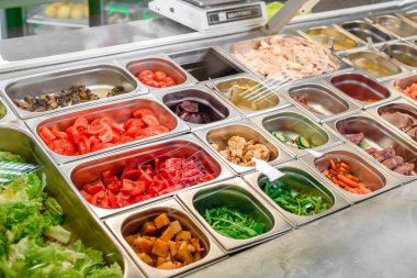 Sağlıklı ve besleyici yiyecekler için çeşitli malzemelerle dolu vitrin salatası barı. Salata al.